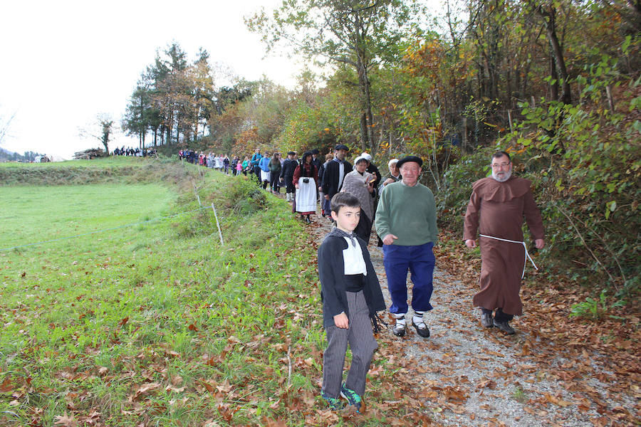 Jendetza izan zen Altzon, atzo egindako 'Gure Handiaren ibilerak' antzerki ibiltarian.