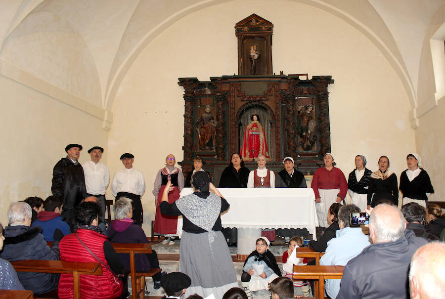 Jendetza izan zen Altzon, atzo egindako 'Gure Handiaren ibilerak' antzerki ibiltarian.