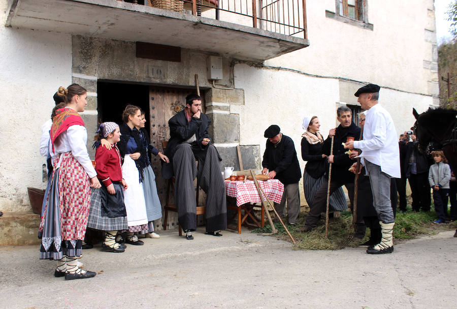 Jendetza izan zen Altzon, atzo egindako 'Gure Handiaren ibilerak' antzerki ibiltarian.