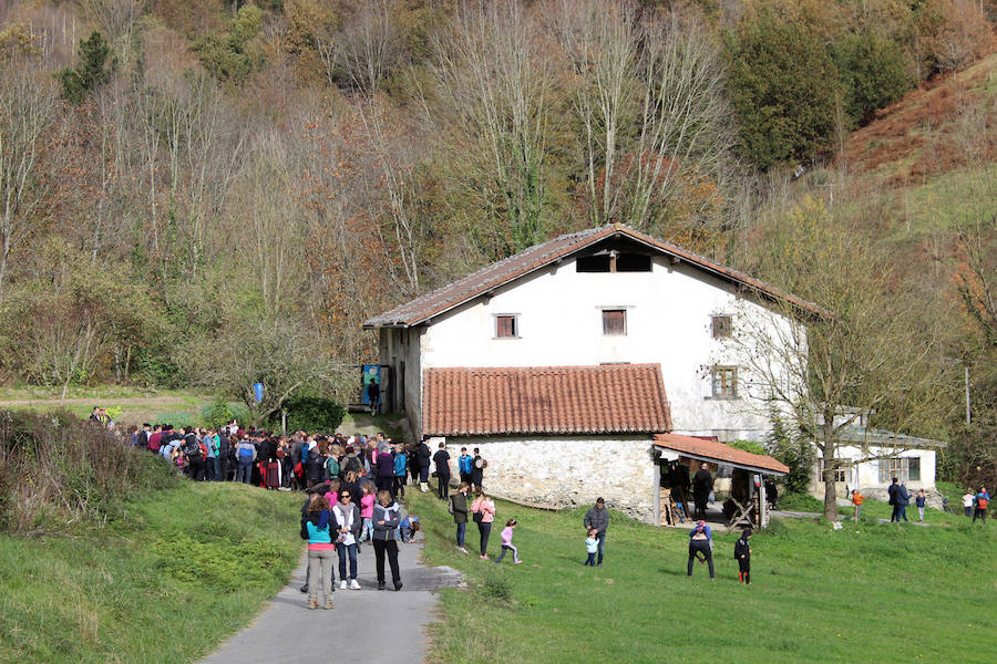 Jendetza izan zen Altzon, atzo egindako 'Gure Handiaren ibilerak' antzerki ibiltarian.