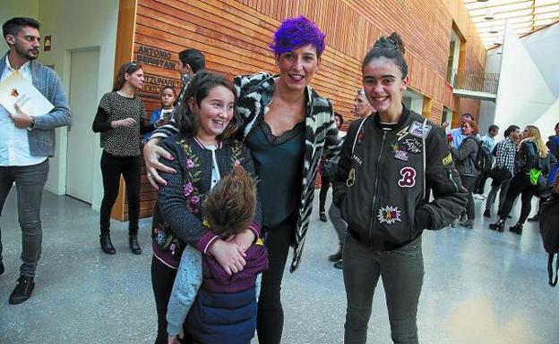 Sonia con sus hijas biológicas Aitana y Marina y el pequeño Aitor, en acogida.