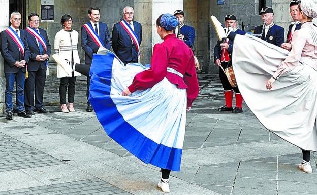 Dantzaris de Udaberri bailaron a los representantes municipales de Tolosa y la localidad francesa de Charleville-Mézières ante el consistorio. 