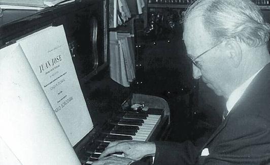 Al piano, con la partitura de 'Juan José', que consideró su mejor obra y al final resultó 'maldita', a su pesar.