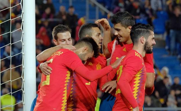 Los jugadores españoles felicitan a Brais por su gol. 