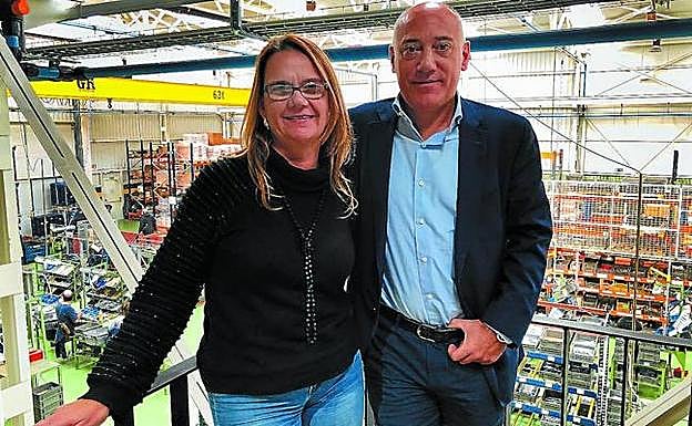 El director de KL Katealegaia, Pedro Núñez, junto a la presidenta de la empresa, Maite Rodríguez, en la planta de Oñati. 