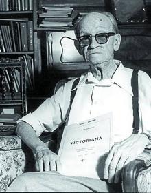 Imagen secundaria 2 - Arriba, Sorozábal con su esposa, la actriz Enriqueta Serrano. «La muerte de ella le sumió en la tristeza». Abajo, con otro insigne compositor, el vascofrancés Maurice Ravel (a la izquierda) en un encuentro en Bilbao. Y a la derecha, una de las últimas imágenes del autor, en 1987. Vivió sus últimos años recluido en su casa de Madrid. Murió en 1988.