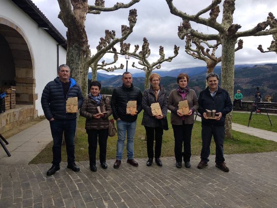 XVIII. Errezil Sagar Lehiaketa eta Baserriko Produktuen Azoka jendetsua izan ziren atzo Gabirian.