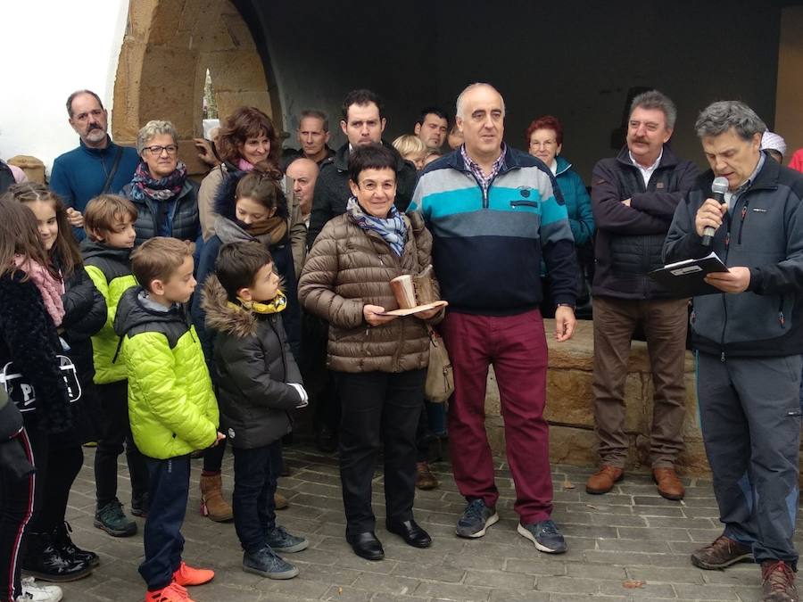 XVIII. Errezil Sagar Lehiaketa eta Baserriko Produktuen Azoka jendetsua izan ziren atzo Gabirian.