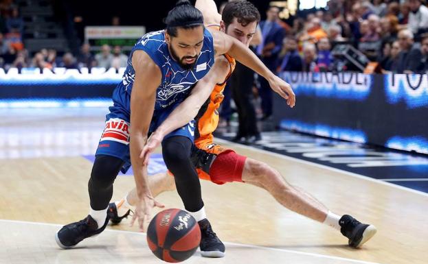 El base mexicano Jorge Gutiérrez y el base del Valencia Basket Guillem Vives luchan por el balón 
