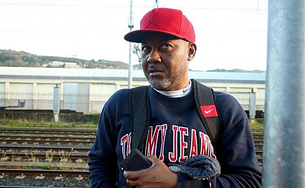 Juan Daniel hace dos transbordos diarios