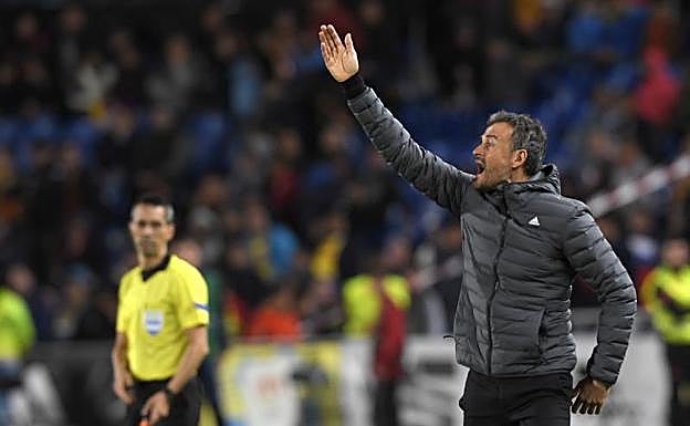 Luis Enrique, durante el amistoso contra Bosnia en Las Palmas. 
