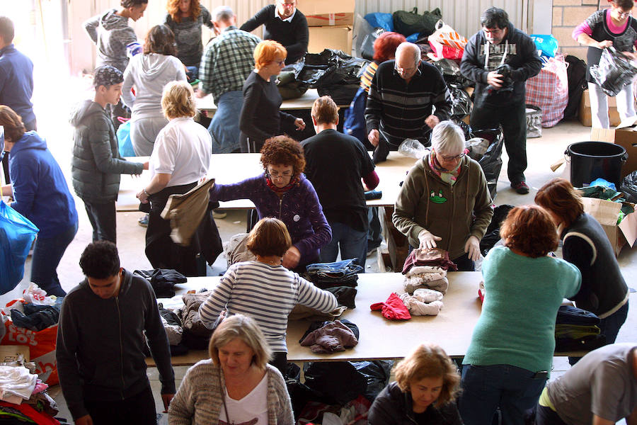 El proyecto solidario Zaporeak ha pedido a la ciudadanía colaboración para clasificar la ropa recogida el pasado sábado en 40 puntos de Euskadi y Navarra y para conseguir fondos económicos para enviarla a las personas refugiadas que pasan el invierno en Grecia.