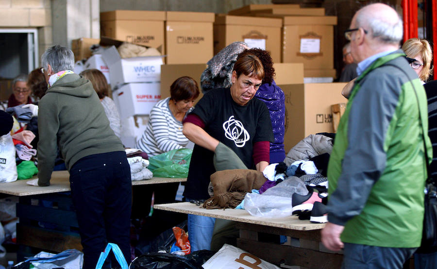 El proyecto solidario Zaporeak ha pedido a la ciudadanía colaboración para clasificar la ropa recogida el pasado sábado en 40 puntos de Euskadi y Navarra y para conseguir fondos económicos para enviarla a las personas refugiadas que pasan el invierno en Grecia.
