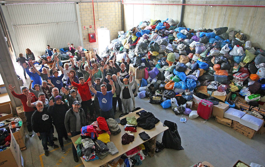 El proyecto solidario Zaporeak ha pedido a la ciudadanía colaboración para clasificar la ropa recogida el pasado sábado en 40 puntos de Euskadi y Navarra y para conseguir fondos económicos para enviarla a las personas refugiadas que pasan el invierno en Grecia.