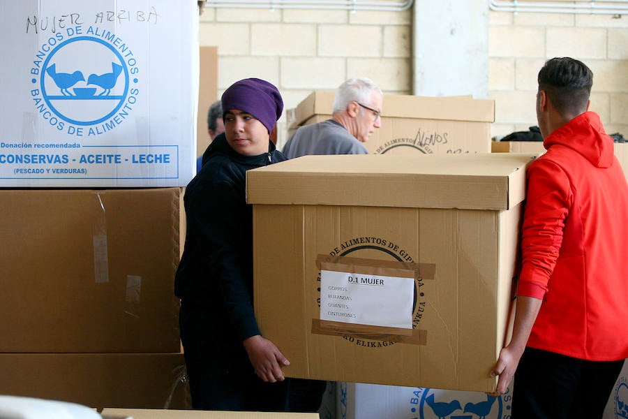 El proyecto solidario Zaporeak ha pedido a la ciudadanía colaboración para clasificar la ropa recogida el pasado sábado en 40 puntos de Euskadi y Navarra y para conseguir fondos económicos para enviarla a las personas refugiadas que pasan el invierno en Grecia.
