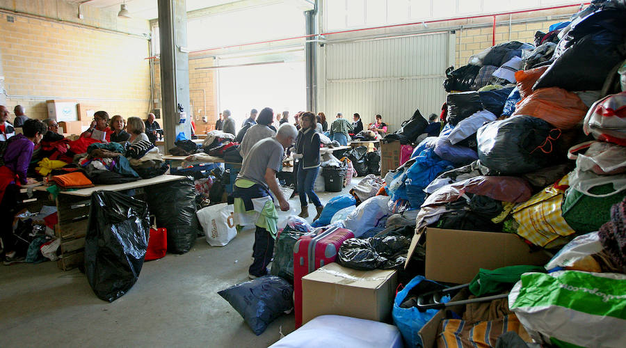 El proyecto solidario Zaporeak ha pedido a la ciudadanía colaboración para clasificar la ropa recogida el pasado sábado en 40 puntos de Euskadi y Navarra y para conseguir fondos económicos para enviarla a las personas refugiadas que pasan el invierno en Grecia.
