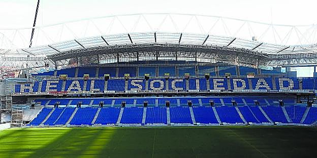 En la tribuna Este Alta se han colocado los nuevos asientos que forman las palabras 'Real Sociedad' en blanco sobre azul. 