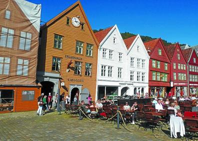 Imagen secundaria 1 - Arriba, la ópera de Oslo. Debajo, el barrio de Bryggen de Bergen, Patrimonio de la Humanidad, y la la derecha a pequeña localidad de Fredrikstad. 