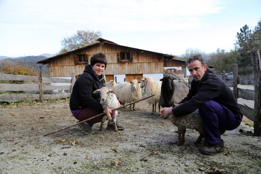 Jon y Martina cambiaron la cocina por el pastoreo y hoy viven felices en su casa y quesería Garoa de Zerain.