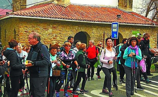 Dos bastones y a caminar. Es importante la técnica, pero sobre todo disfrutar de la actividad.