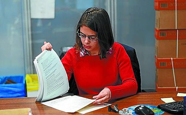 Edurne ordena documentos en el Ayuntamiento de Tolosa.