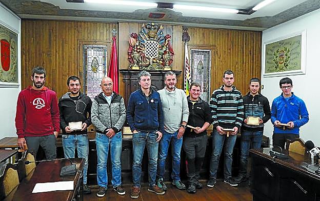 Reconocimiento. Algunos de los ganaderos de menos de 30 años del Valle, en el consistorio de Baztan. 