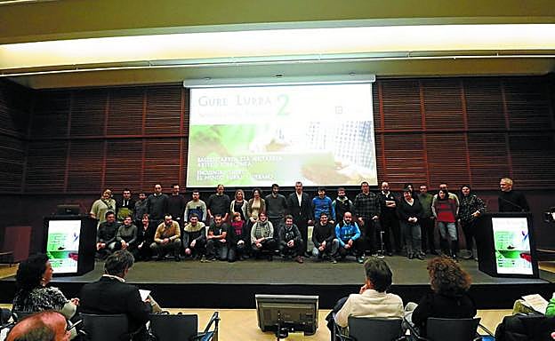 Participantes en el evento 'Gure Lurra', ayer en el Kursaal. 