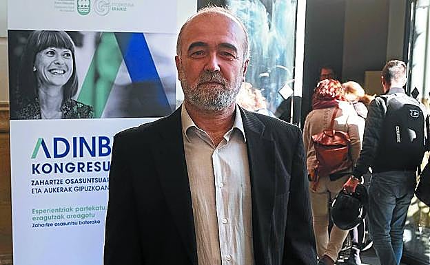 El investigador catalán Julio Pérez Díaz participó ayer como ponente en el Congreso Adinberri. 