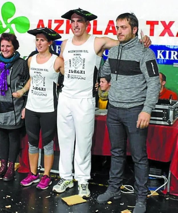 Itxaso Ontsalo y Mikel Eugi con las txapelas de campeones en Doneztebe. 
