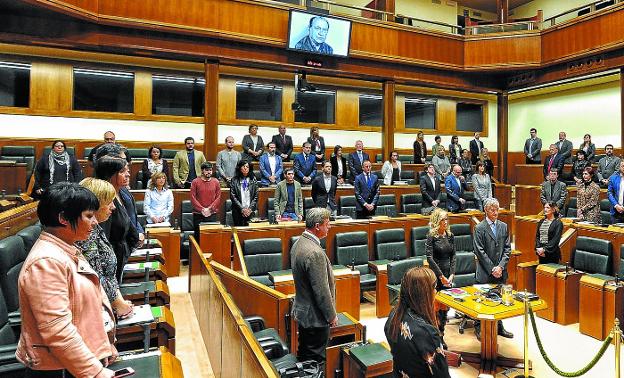 Recuerdo. El Parlamento Vasco guardó ayer un minuto de silencio en memoria del exparlamentario Santi Brouard. 