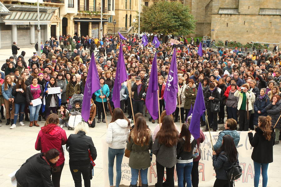 Miles de ciudadanos y ciudadanas han salido este domingo a las calles para denunciar la violencia machista y mostrar su solidaridad con las víctimas de la violencia de género. Fotografías de Donostia, Irun y Urnieta