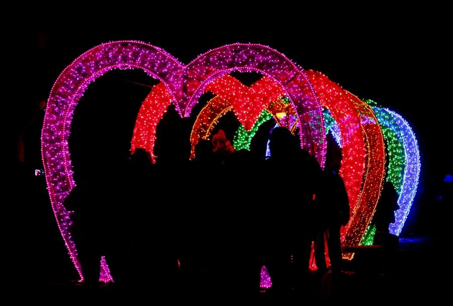 Decenas de curiosos disfrutan del Festival de luces de los Grandes Farolillos de China, en la mansión de Pakruojis, Lituania. Este festival da comienzo a la temporada estival y se prolonga hasta el 6 de enero de 2019.