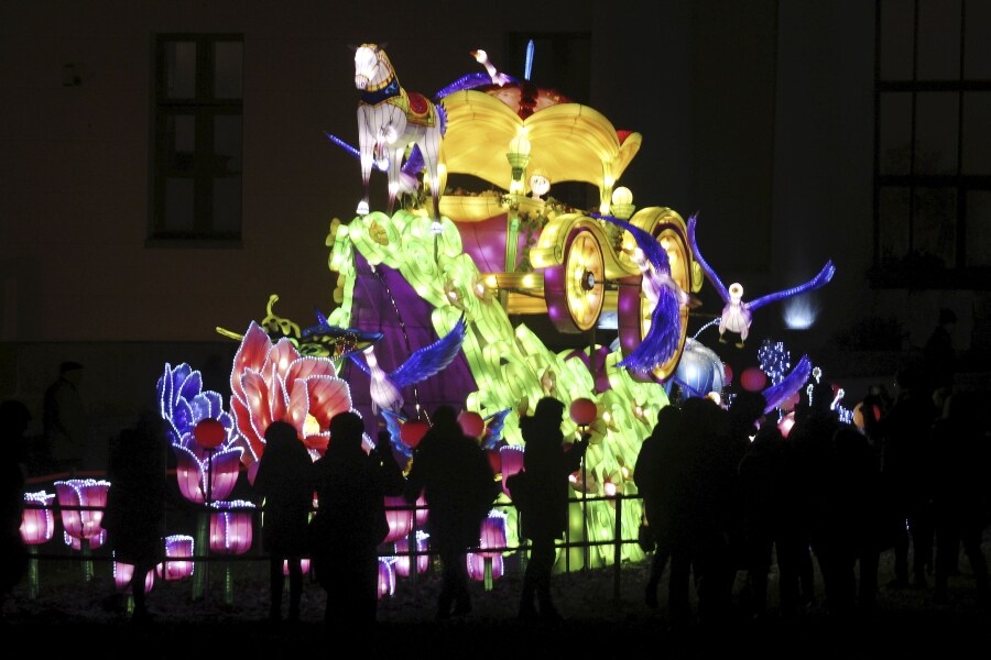 Decenas de curiosos disfrutan del Festival de luces de los Grandes Farolillos de China, en la mansión de Pakruojis, Lituania. Este festival da comienzo a la temporada estival y se prolonga hasta el 6 de enero de 2019.