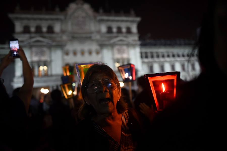 En medio de la noche y ataviadas con velas, centenares de personas recordaron con una vigilia a todas las víctimas de violencia de género y pedir «luz de justicia», hoy en Ciudad de Guatemala (Guatemala). Con motivo de la conmemoración del Día Internacional de la No Violencia Contra la Mujer, la Coordinadora 25 de Noviembre organizó esta caminata de faroles para exigir «luz de justicia» para todas las féminas fallecidas.