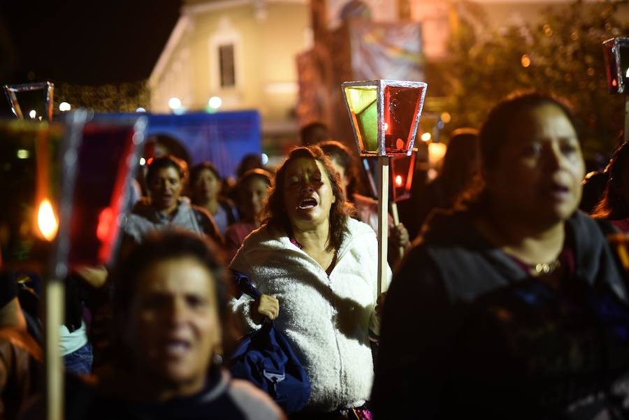 En medio de la noche y ataviadas con velas, centenares de personas recordaron con una vigilia a todas las víctimas de violencia de género y pedir «luz de justicia», hoy en Ciudad de Guatemala (Guatemala). Con motivo de la conmemoración del Día Internacional de la No Violencia Contra la Mujer, la Coordinadora 25 de Noviembre organizó esta caminata de faroles para exigir «luz de justicia» para todas las féminas fallecidas.