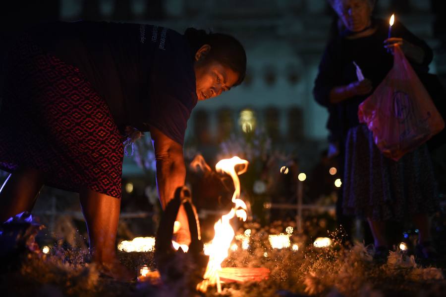 En medio de la noche y ataviadas con velas, centenares de personas recordaron con una vigilia a todas las víctimas de violencia de género y pedir «luz de justicia», hoy en Ciudad de Guatemala (Guatemala). Con motivo de la conmemoración del Día Internacional de la No Violencia Contra la Mujer, la Coordinadora 25 de Noviembre organizó esta caminata de faroles para exigir «luz de justicia» para todas las féminas fallecidas.