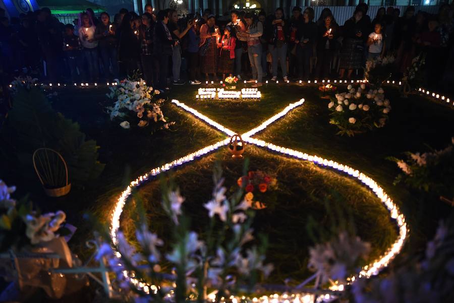 En medio de la noche y ataviadas con velas, centenares de personas recordaron con una vigilia a todas las víctimas de violencia de género y pedir «luz de justicia», hoy en Ciudad de Guatemala (Guatemala). Con motivo de la conmemoración del Día Internacional de la No Violencia Contra la Mujer, la Coordinadora 25 de Noviembre organizó esta caminata de faroles para exigir «luz de justicia» para todas las féminas fallecidas.