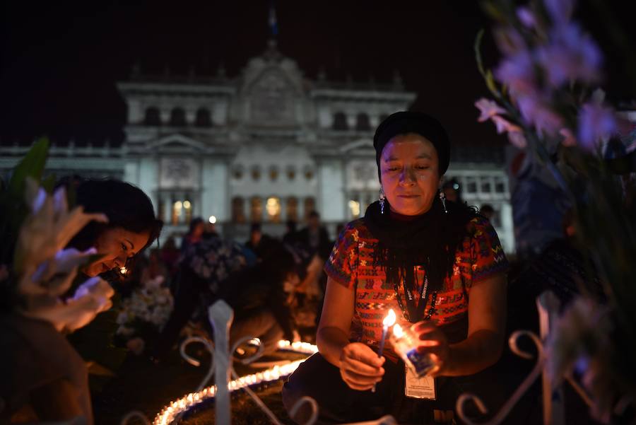 En medio de la noche y ataviadas con velas, centenares de personas recordaron con una vigilia a todas las víctimas de violencia de género y pedir «luz de justicia», hoy en Ciudad de Guatemala (Guatemala). Con motivo de la conmemoración del Día Internacional de la No Violencia Contra la Mujer, la Coordinadora 25 de Noviembre organizó esta caminata de faroles para exigir «luz de justicia» para todas las féminas fallecidas.