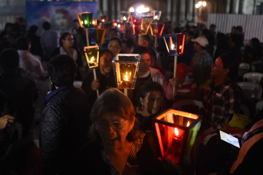 En medio de la noche y ataviadas con velas, centenares de personas recordaron con una vigilia a todas las víctimas de violencia de género y pedir «luz de justicia», hoy en Ciudad de Guatemala (Guatemala). Con motivo de la conmemoración del Día Internacional de la No Violencia Contra la Mujer, la Coordinadora 25 de Noviembre organizó esta caminata de faroles para exigir «luz de justicia» para todas las féminas fallecidas.