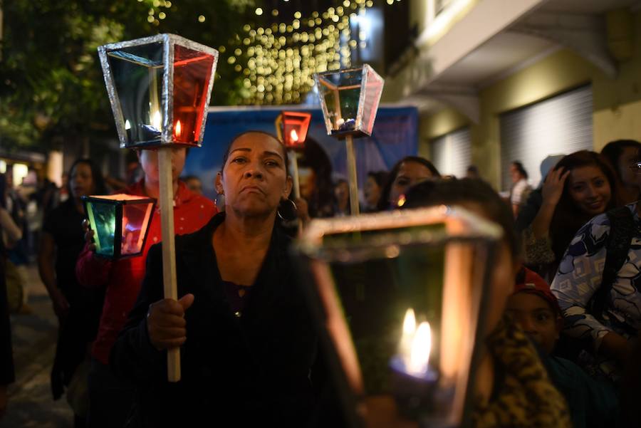 En medio de la noche y ataviadas con velas, centenares de personas recordaron con una vigilia a todas las víctimas de violencia de género y pedir «luz de justicia», hoy en Ciudad de Guatemala (Guatemala). Con motivo de la conmemoración del Día Internacional de la No Violencia Contra la Mujer, la Coordinadora 25 de Noviembre organizó esta caminata de faroles para exigir «luz de justicia» para todas las féminas fallecidas.