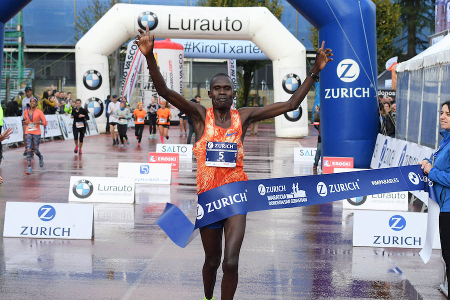 El keniano David Kiprono y la etíope Chaltu Negesse no han tenido oposición. La 'ventana' meteorológica respetando lluvia y viento ha propiciado que los atletas corrieran secos hasta pasado el medio maratón. Con diez grados, apenas viento y eso sí asfalto mojado, los atletas han realizado una carrera estupenda. 