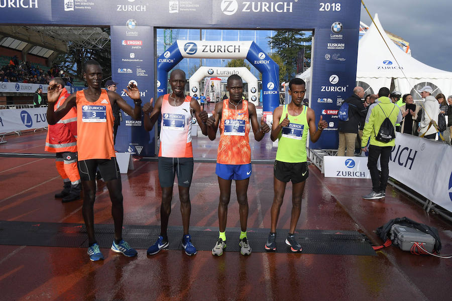 El keniano David Kiprono y la etíope Chaltu Negesse no han tenido oposición. La 'ventana' meteorológica respetando lluvia y viento ha propiciado que los atletas corrieran secos hasta pasado el medio maratón. Con diez grados, apenas viento y eso sí asfalto mojado, los atletas han realizado una carrera estupenda. 