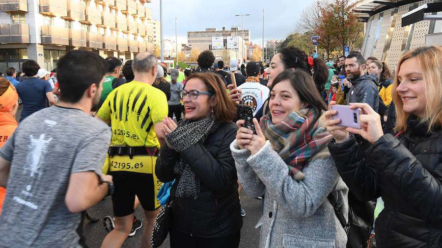 El keniano David Kiprono y la etíope Chaltu Negesse no han tenido oposición. La 'ventana' meteorológica respetando lluvia y viento ha propiciado que los atletas corrieran secos hasta pasado el medio maratón. Con diez grados, apenas viento y eso sí asfalto mojado, los atletas han realizado una carrera estupenda. 