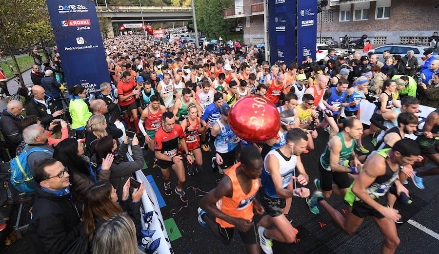 El keniano David Kiprono y la etíope Chaltu Negesse no han tenido oposición. La 'ventana' meteorológica respetando lluvia y viento ha propiciado que los atletas corrieran secos hasta pasado el medio maratón. Con diez grados, apenas viento y eso sí asfalto mojado, los atletas han realizado una carrera estupenda. 