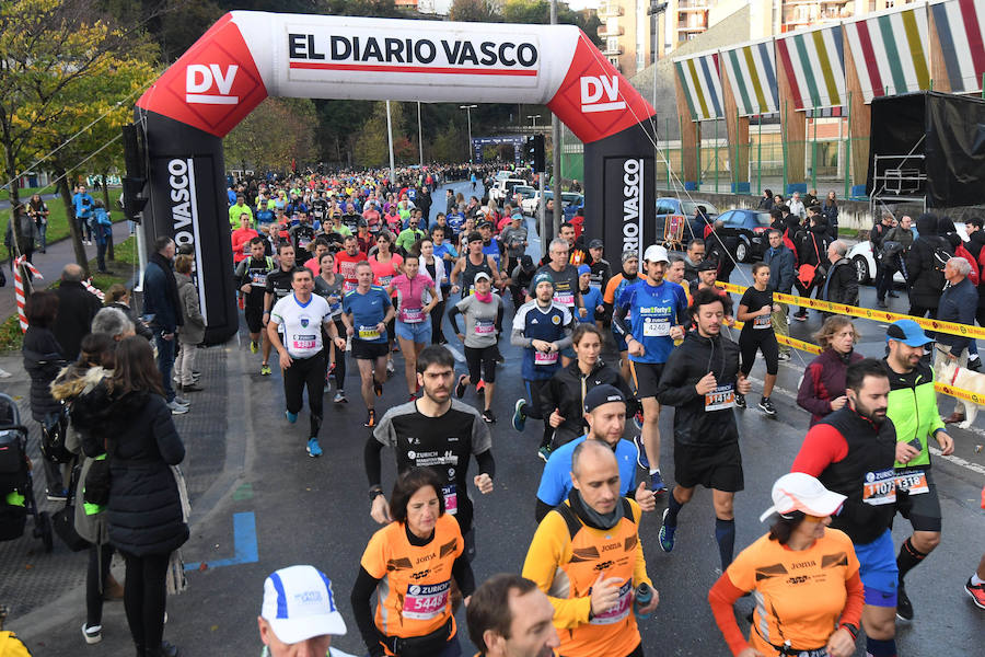 El keniano David Kiprono y la etíope Chaltu Negesse no han tenido oposición. La 'ventana' meteorológica respetando lluvia y viento ha propiciado que los atletas corrieran secos hasta pasado el medio maratón. Con diez grados, apenas viento y eso sí asfalto mojado, los atletas han realizado una carrera estupenda. 