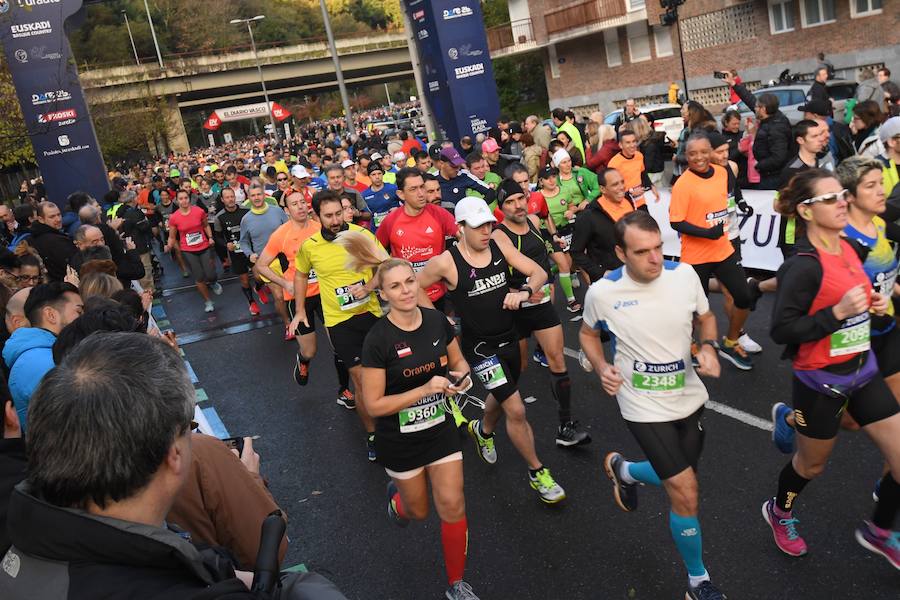 El keniano David Kiprono y la etíope Chaltu Negesse no han tenido oposición. La 'ventana' meteorológica respetando lluvia y viento ha propiciado que los atletas corrieran secos hasta pasado el medio maratón. Con diez grados, apenas viento y eso sí asfalto mojado, los atletas han realizado una carrera estupenda. 
