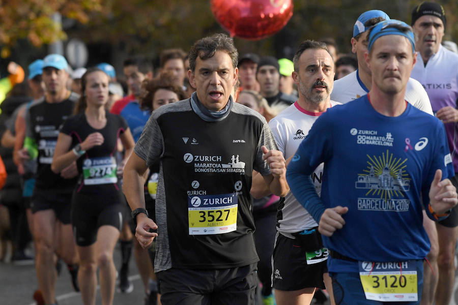 El keniano David Kiprono y la etíope Chaltu Negesse no han tenido oposición. La 'ventana' meteorológica respetando lluvia y viento ha propiciado que los atletas corrieran secos hasta pasado el medio maratón. Con diez grados, apenas viento y eso sí asfalto mojado, los atletas han realizado una carrera estupenda. 