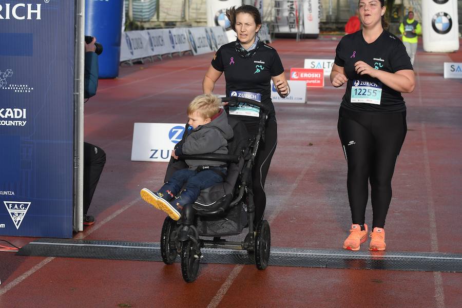 El keniano David Kiprono y la etíope Chaltu Negesse no han tenido oposición. La 'ventana' meteorológica respetando lluvia y viento ha propiciado que los atletas corrieran secos hasta pasado el medio maratón. Con diez grados, apenas viento y eso sí asfalto mojado, los atletas han realizado una carrera estupenda. 