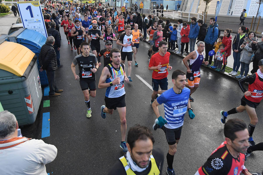 El keniano David Kiprono y la etíope Chaltu Negesse no han tenido oposición. La 'ventana' meteorológica respetando lluvia y viento ha propiciado que los atletas corrieran secos hasta pasado el medio maratón. Con diez grados, apenas viento y eso sí asfalto mojado, los atletas han realizado una carrera estupenda. 