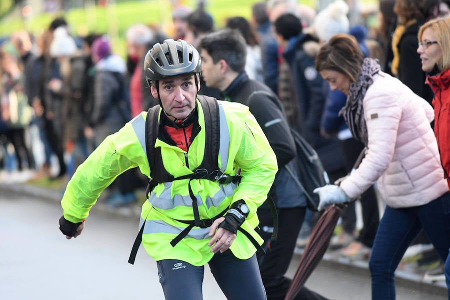 El keniano David Kiprono y la etíope Chaltu Negesse no han tenido oposición. La 'ventana' meteorológica respetando lluvia y viento ha propiciado que los atletas corrieran secos hasta pasado el medio maratón. Con diez grados, apenas viento y eso sí asfalto mojado, los atletas han realizado una carrera estupenda. 